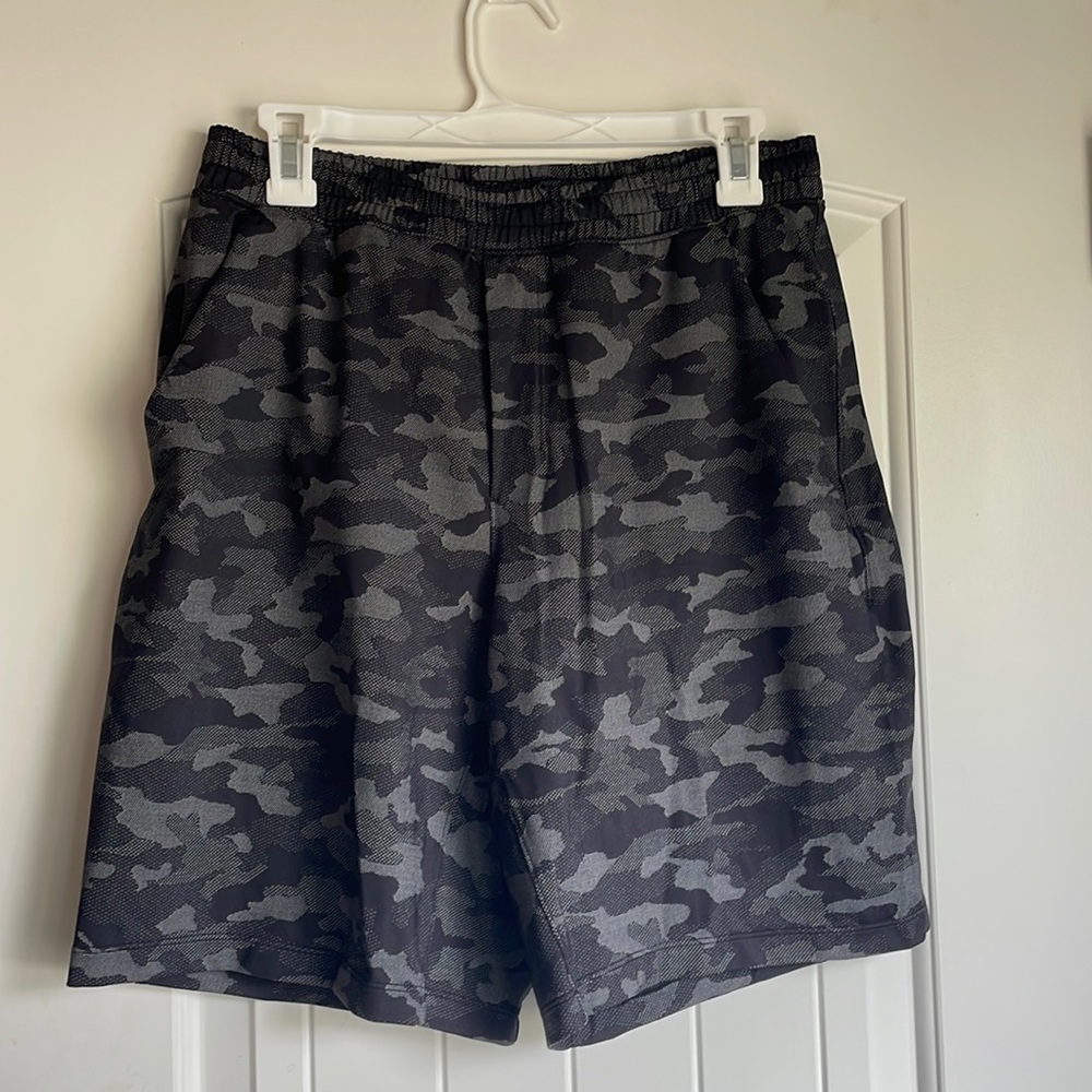 Lululemon Lined Athletic Shorts SZ M